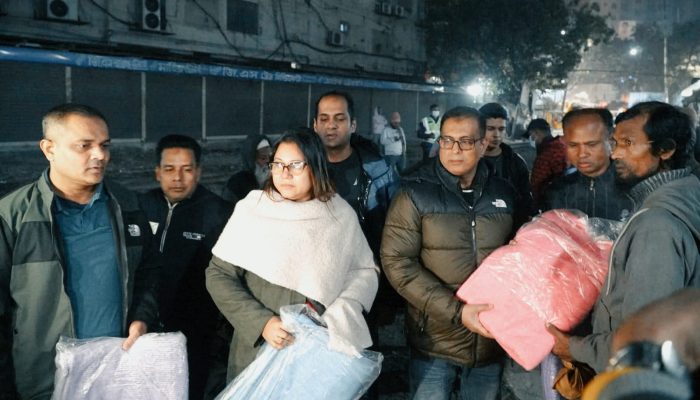 শীতবস্ত্রহীন শীতার্থ পথচারী,অসহায়, দরিদ্র, প্রতিবন্ধী ও ভাসমান মানুষের পাশে কম্বল নিয়ে মানবিক পুলিশ সুপার মিজানুর রহমান মুন্সী