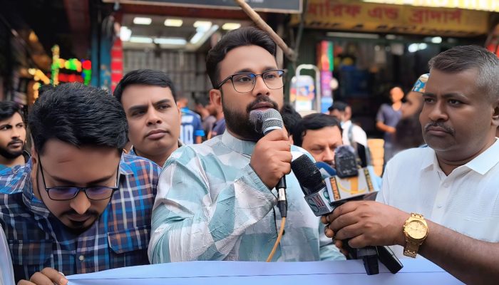 নির্বাচনের দাবিতে নবাবপুরে ব্যবসায়ীদের অবস্থান