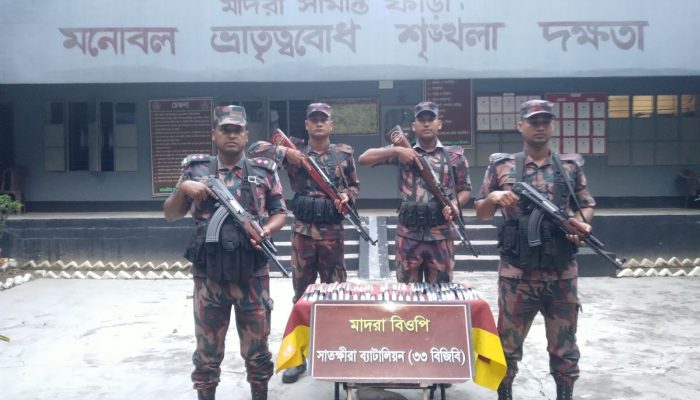 সাতক্ষীরা সীমান্তে বিজিবির পৃথক অভিযান ৫ কোটি ৬২ লাখ টাকার ‘আইস’সহ বিভিন্ন পণ্য জব্দ